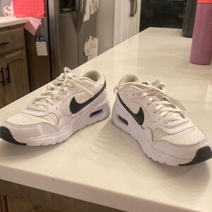 Nike tennis shoes 
Size 4.5